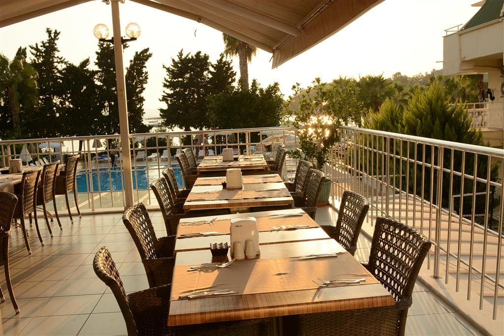 Hotel Incekum Su - terasa so sedením - letecký zájazd  - Turecko, Avsallar