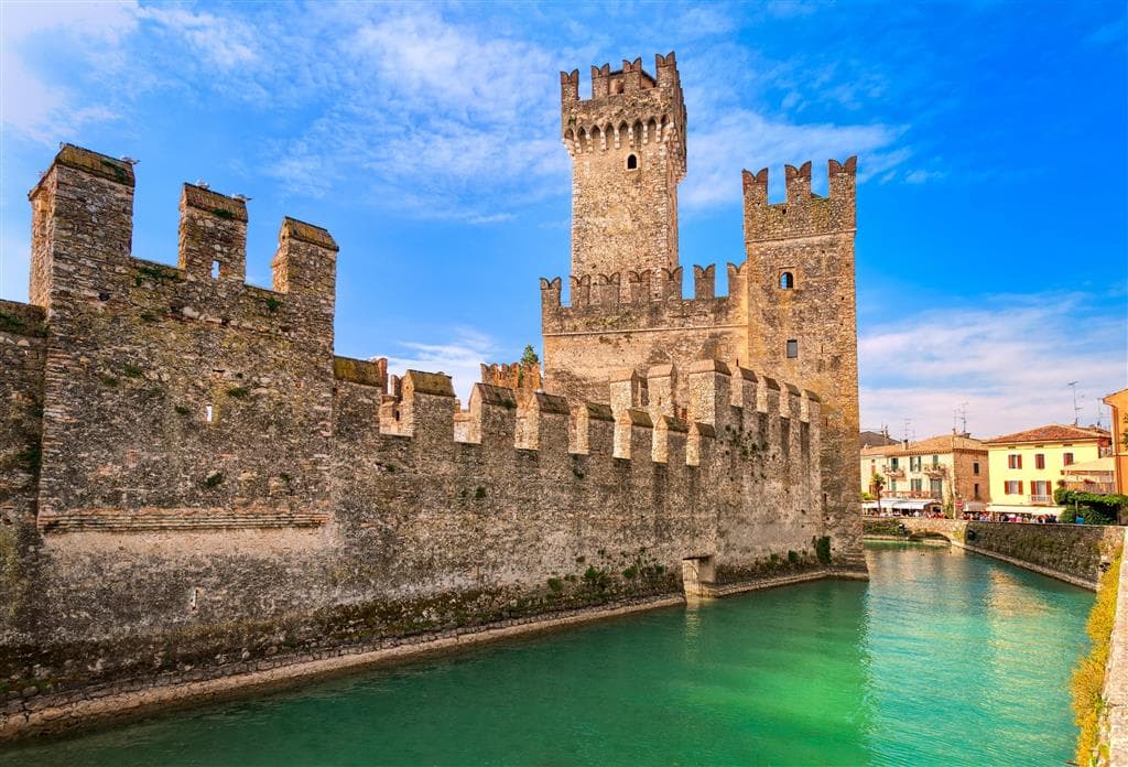 , autobusový poznávací zájazd, Okruh severným Talianskom, Sirmione, hrad Scalinger