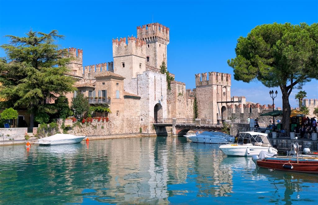 , autobusový poznávací zájazd, Okruh severným Talianskom, Sirmione, hrad Scalinger