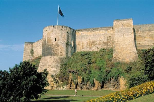 , autobusový poznávací zájazd, Normandia a Bretónsko, hrad Caen