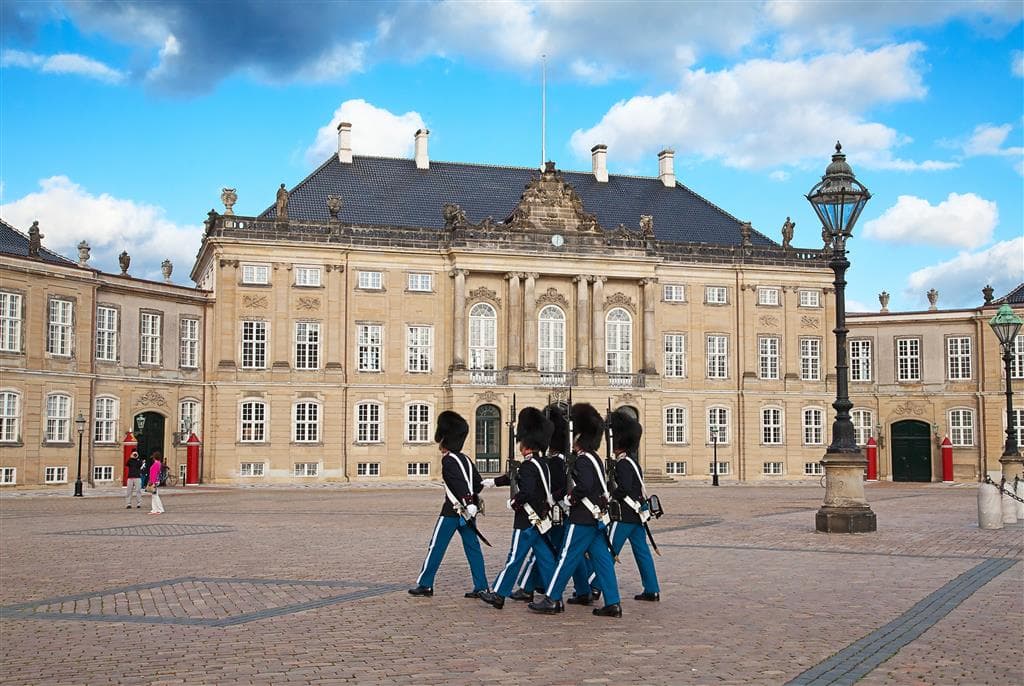 , autobusový poznávací zájazd, Škandinávsky okruh, Dánsko, Kodaň, výmena stráží pri Amalienborg
