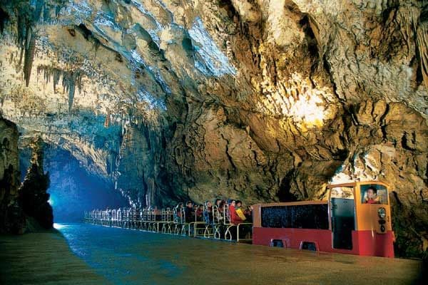 , autobusový poznávací zájazd, Slovinsko a Plitvické jazerá, Predjamský hrad