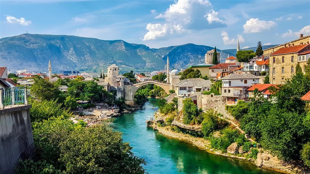 , autobusový poznávací zájazd, Balkán, Bosna a Hercegovina, Mostar, starý most a panoráma mesta
