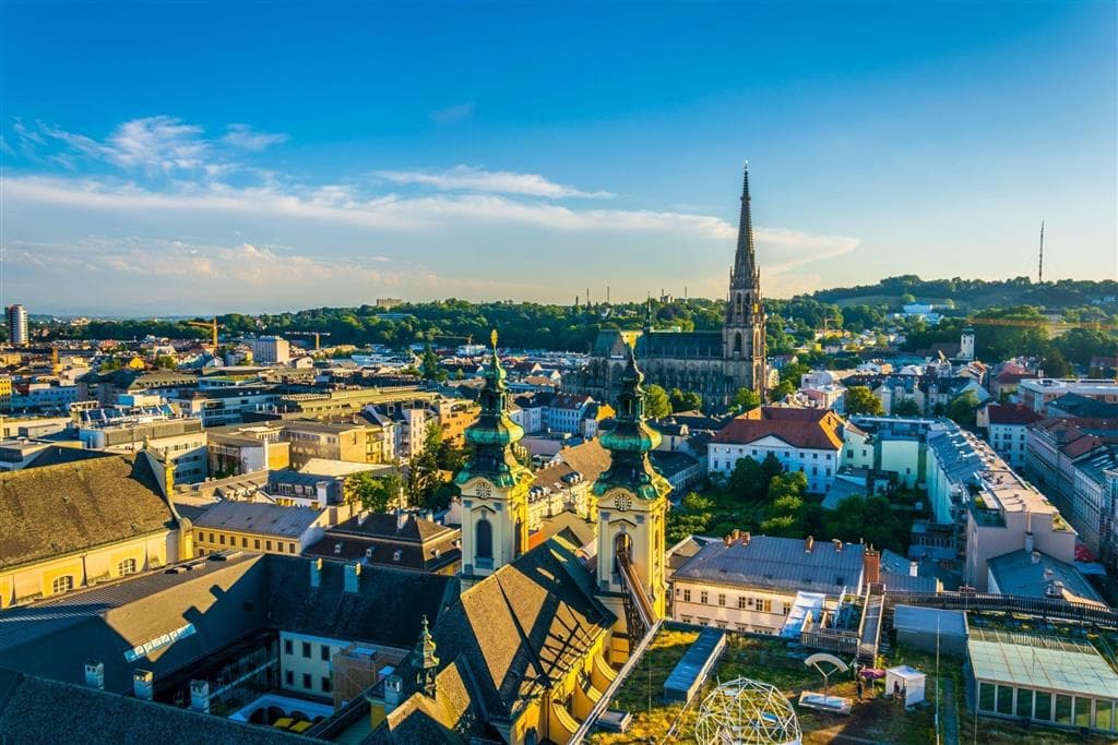 , autobusový poznávací zájazd, Česko a Rakúsko, Linz, panoráma mesta s katedrálou