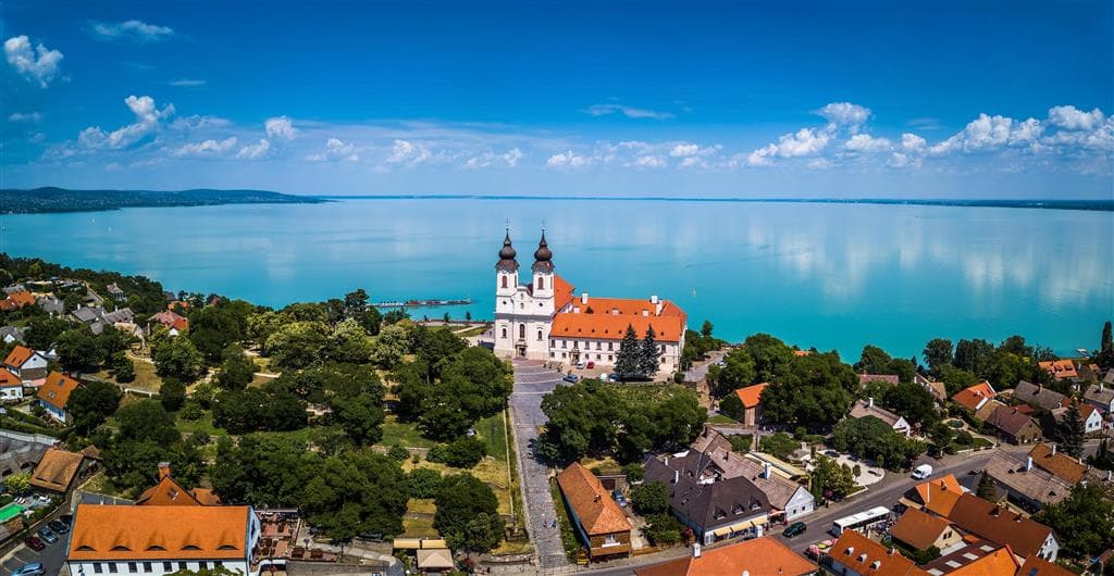 , autobusový poznávací zájazd, Maďarsko - krajina kúpeľov a vína, Tihany, benediktínsky kláštor a Balaton