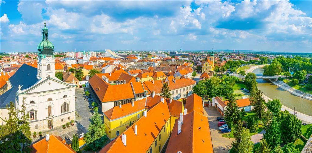 , autobusový poznávací zájazd, Maďarsko - krajina kúpeľov a vína, Győr, panoráma mesta