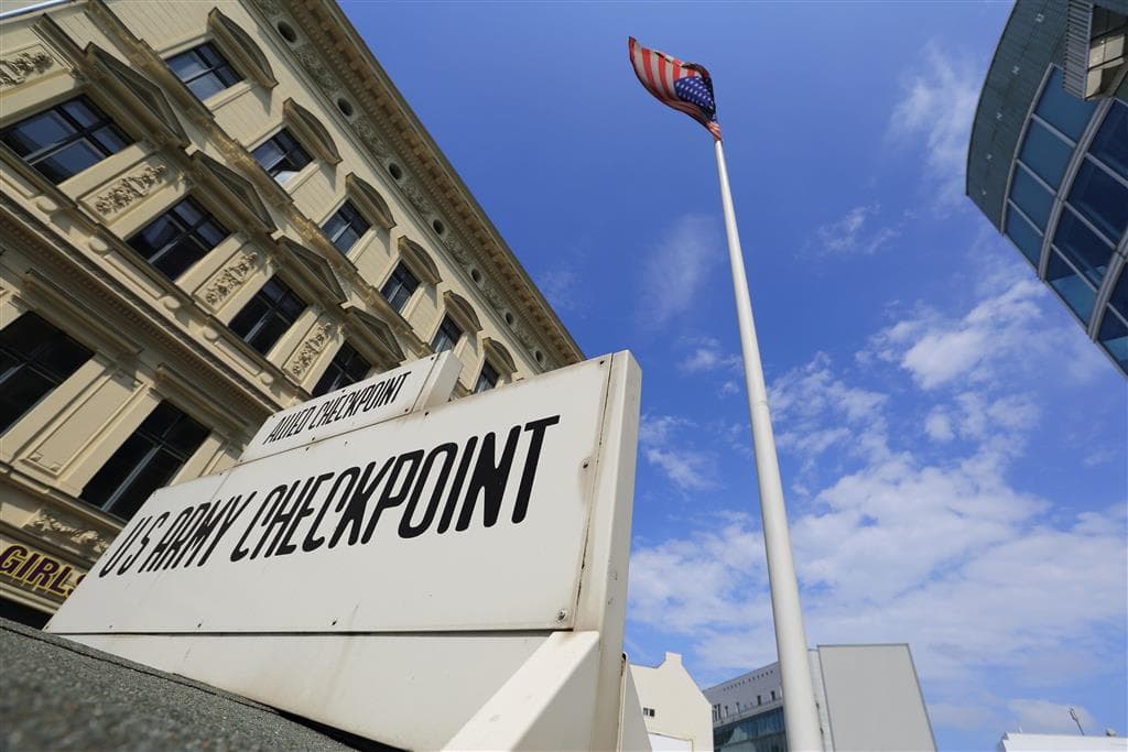 , atobusový poznávací zájazd, Nemecko, Belín, Checkpoint Charlie