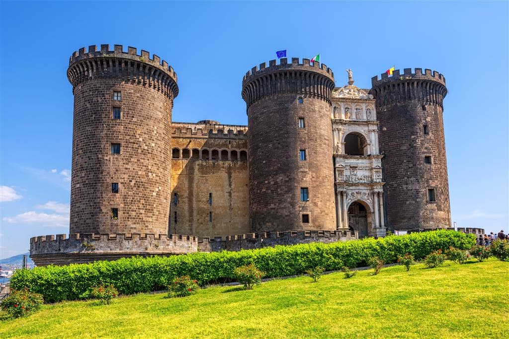 , Letecký poznávací zájazd, Kampánia a čarovný ostrov Capri,, Neapol, Castel Nuovo