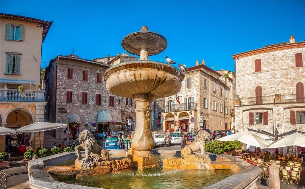 , autobusový poznávací zájazd, Umbria - potulky srdcom Talianska, Assisi, Piazza del Comune