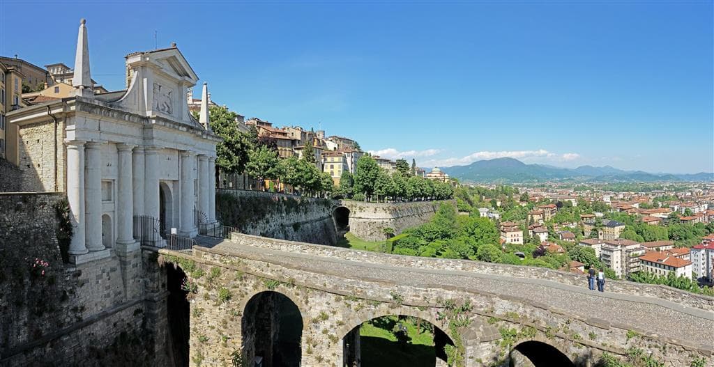 , autobusový poznávací zájazd, Talianske alpské jazerá, Bergamo, Porta San Giacomo