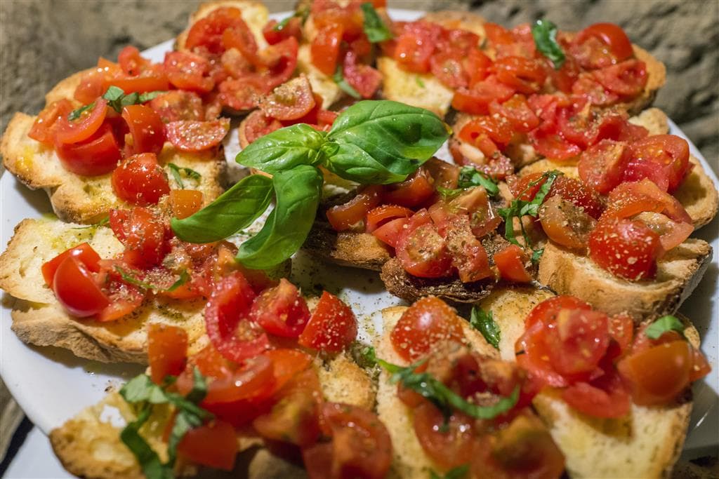Autobusové poznávacie zájazdy , Taliansko, Apúlia s kúpaním, Bruschetta al pomodoro