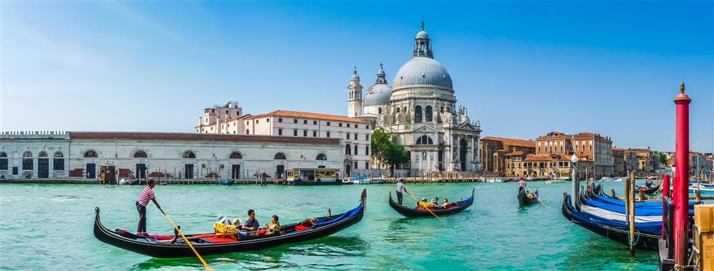 , Letecký poznávací zájazd, Taliansko, Karnevalové Benátky a výlet do Padovy, Gondolas on Canal Grande