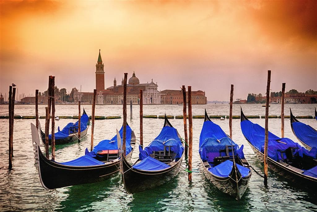 , Letecký poznávací zájazd, Taliansko, Karnevalové Benátky a výlet do Padovy, gondolas