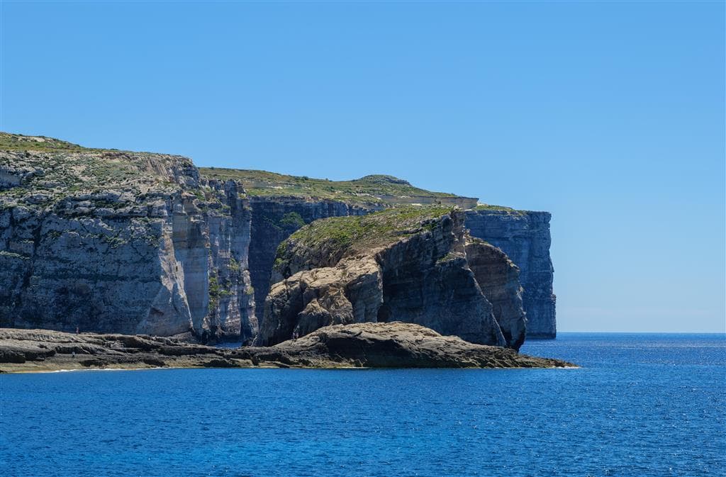 . Letecký poznávací zájazd , Malta – historická mozaika, Dwejra Bay Gozo Malta cliffs