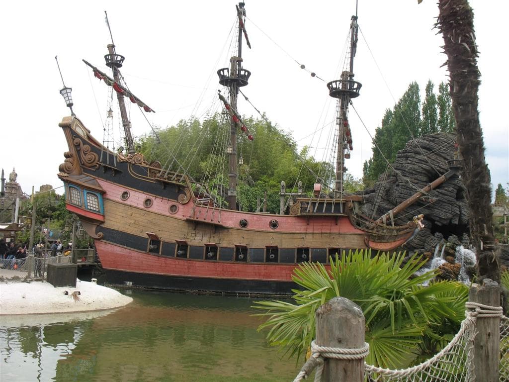 , autobusový poznávací zájazd, Paríž a Disneyland, Disneyland, pirátska loď