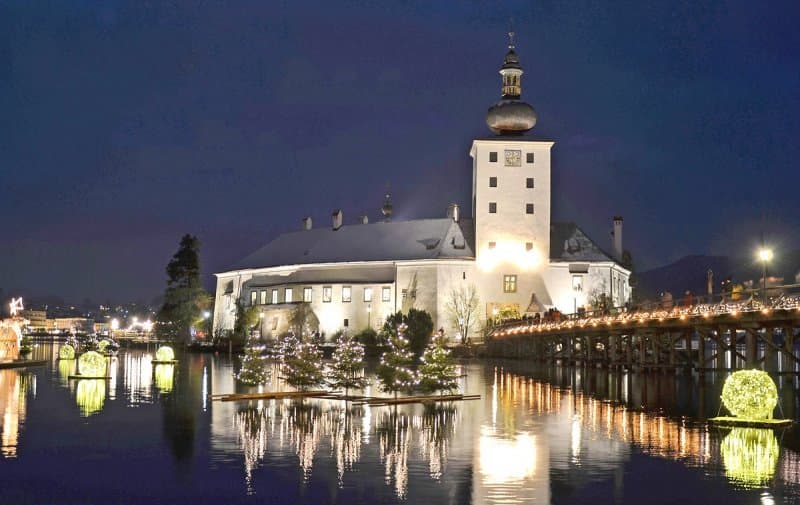 Advent na jazere Traunsee, vodný zámok Orth, kláštor a Sankt Pölten