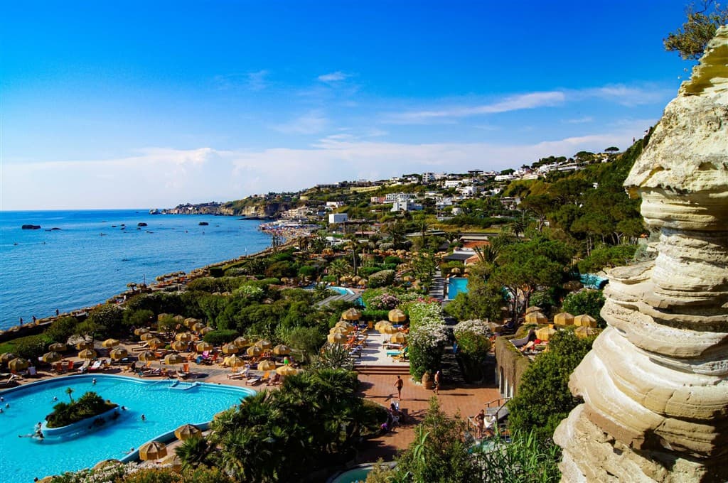 Ischia s pobytom pri mori a v termálnych kúpeľoch