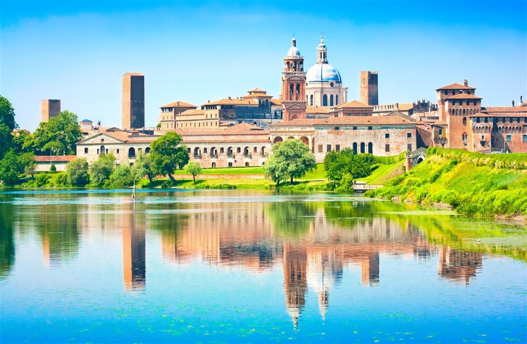 Emilia Romagna - Parmezán, prosciutto a Ferrari