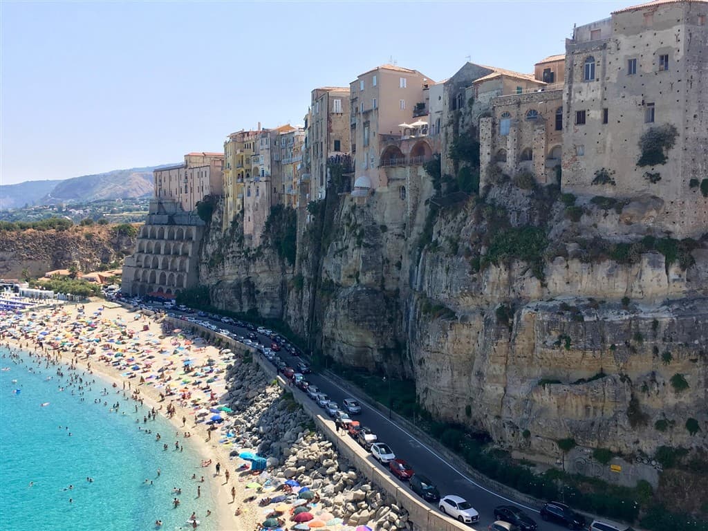 Tropea - exotická pláž pod historickým mestom