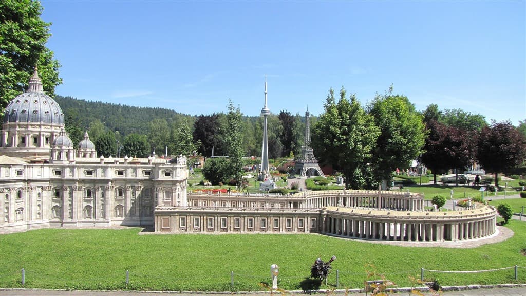 Najkrajšie stavby sveta a tyrkysové jazero Wörthersee
